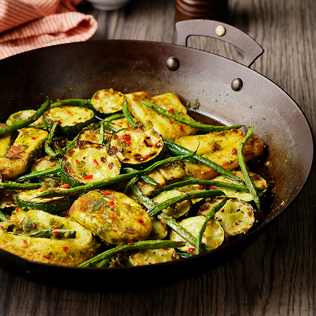 Roasted Halloumi Delight | One-Pan Veggie Extravaganza with Vegan Pesto